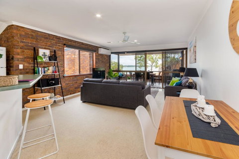 Spacious Family Unit With Incredible Views. - Accommodation Newcastle 12
