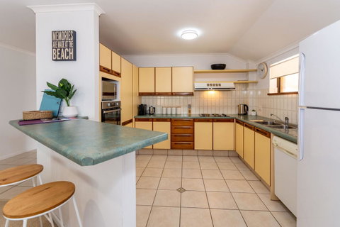 Spacious Family Unit With Incredible Views. - Accommodation Newcastle 11