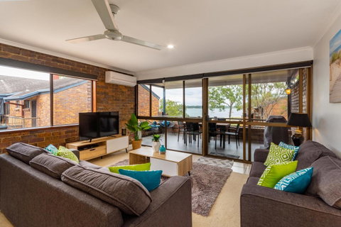 Spacious Family Unit With Incredible Views. - Accommodation Newcastle 1