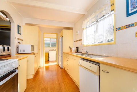 Pet Friendly Cottage In The Heart Of Bribie - Wirraway St, Bongaree - Accommodation Newcastle 7