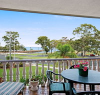 Huge top floor unit across the road....Waterfront - Accommodation Newcastle