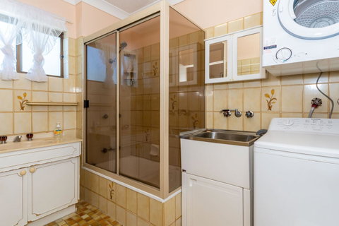 Water Views - Top Floor -Clearview Apartments South Esp, Bongaree - Accommodation Newcastle 9
