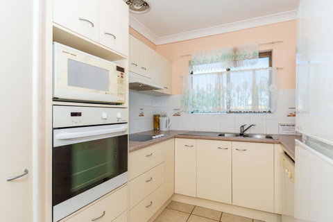 Water Views - Top Floor -Clearview Apartments South Esp, Bongaree - Accommodation Newcastle 6