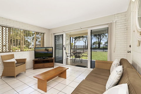 Ground Floor Air Conditioned, Fabulous Waterviews Overlooking Pumicestone Passage - Accommodation Newcastle 8
