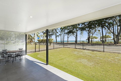 Ground Floor Air Conditioned, Fabulous Waterviews Overlooking Pumicestone Passage - Accommodation Newcastle 3