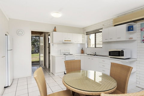 Ground Floor Air Conditioned, Fabulous Waterviews Overlooking Pumicestone Passage - Accommodation Newcastle 2