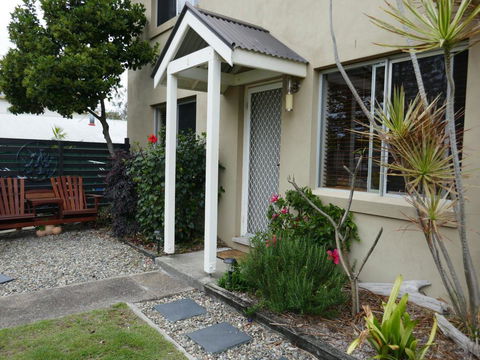 'Sandy Bottoms' With WiFi Just Moments From Beach - Accommodation Newcastle 3