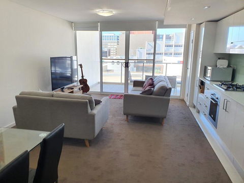 (just Listed) Bolton St 1br 350m Walk To Newcastle Beach +++ Wifi End Eand - Accommodation Newcastle 3