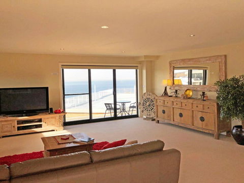 15 Dolphin Cove, 2 - 6 Government Rd - Stunning Penthouse With Views, Lift & Ducted Air Conditioning - Accommodation Newcastle 1