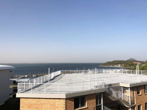 15 Dolphin Cove, 2 - 6 Government Rd - Stunning Penthouse With Views, Lift & Ducted Air Conditioning - Accommodation Newcastle 0