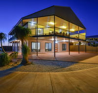 16 Crevalle Way - Fantastic House with Gulf Views - Accommodation Newcastle