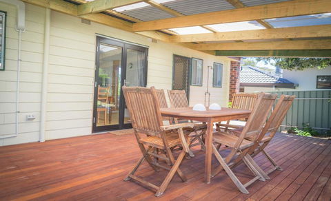 17 Broadbeach Drive - Free WiFi! - Accommodation Newcastle 0