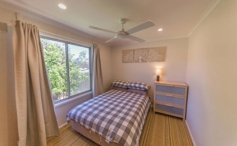 17 Broadbeach Drive - Free WiFi! - Accommodation Newcastle 1