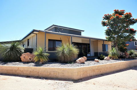 2 Trout Place - 4 Bedroom Holiday Home For The Nautical Adventurers - Accommodation Newcastle 0