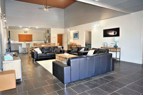 2 Trout Place - 4 Bedroom Holiday Home For The Nautical Adventurers - Accommodation Newcastle 2