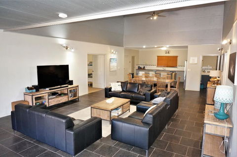 2 Trout Place - 4 Bedroom Holiday Home For The Nautical Adventurers - Accommodation Newcastle 3