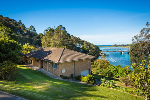 2 Water Crescent - Retro Haven - Accommodation Newcastle 0