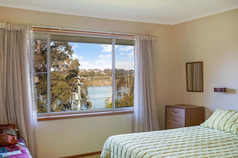 2 Water Crescent - Retro Haven - Accommodation Newcastle 3