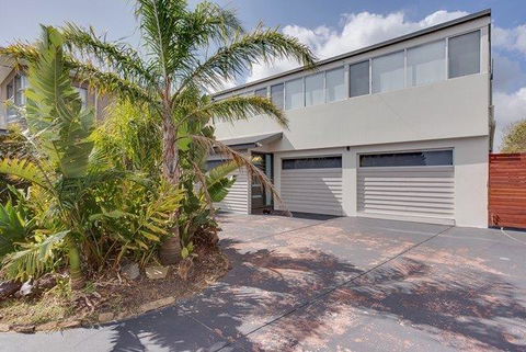 250 Metres To The Beach And Coastal Track. - Accommodation Newcastle 3