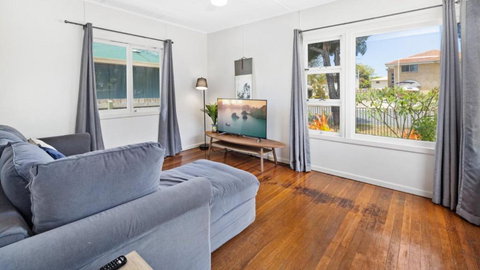 Beach Cottage In Bongaree - Accommodation Newcastle 4