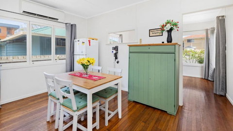 Beach Cottage In Bongaree - Accommodation Newcastle 2