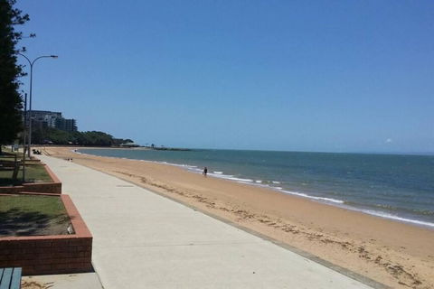 Beach Pad Private Town House Sea Views Dual Living 5 Beds - Accommodation Newcastle 0