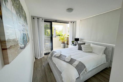 Beach Pad Private Town House Sea Views Dual Living 5 Beds - Accommodation Newcastle 2