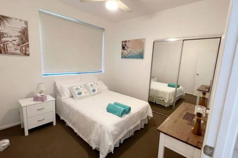 Beach Pad Private Town House Sea Views Dual Living 5 Beds - Accommodation Newcastle 3