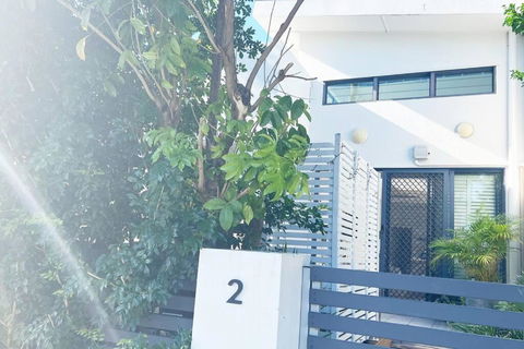 Beach Pad Private Town House Sea Views Dual Living 5 Beds - Accommodation Newcastle 1