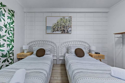 Beach Shack At Airlie - Accommodation Newcastle 2