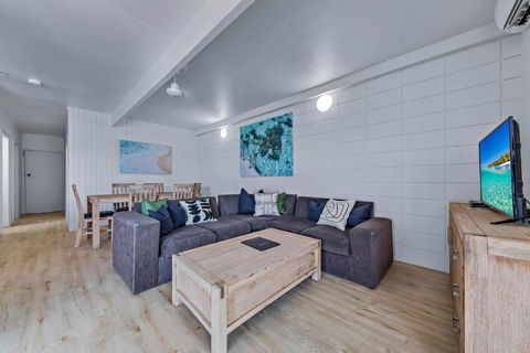 Beach Shack At Airlie - Accommodation Newcastle 3