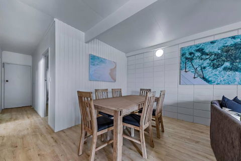 Beach Shack At Airlie - Accommodation Newcastle 4