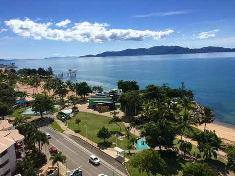 Beachfront Balcony - Accommodation Newcastle 2
