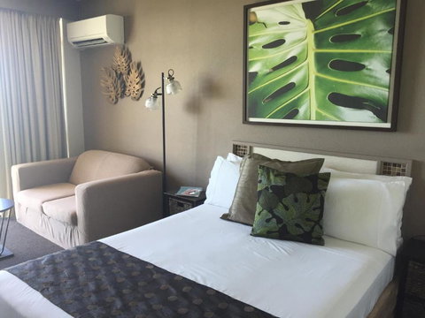 Beachfront Balcony - Accommodation Newcastle 4