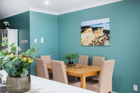 Beachfront Five - Accommodation Newcastle 3