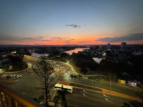 Beachside Bliss - High Floor 2 Bedroom With Stunning River Views - Accommodation Newcastle 2