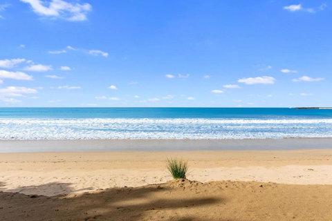 Beachside Villa - Accommodation Newcastle 0