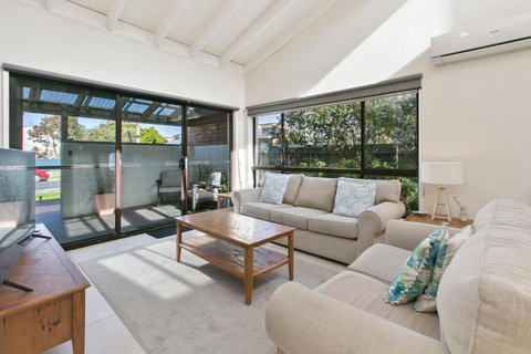 Beachside Villa - Accommodation Newcastle 3