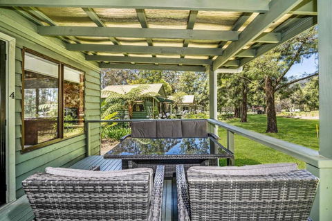 Beau Cabin One Bedroom Cabin On Golf Course - Accommodation Newcastle 1