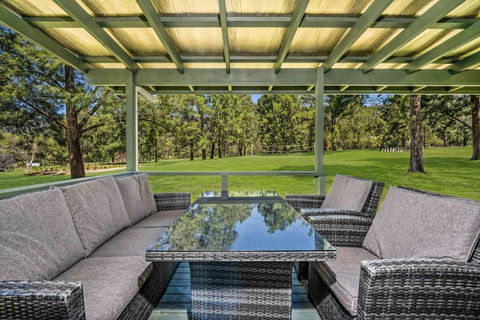 Beau Cabin One Bedroom Cabin On Golf Course - Accommodation Newcastle 2