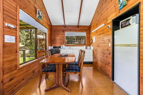 Beau Cabin One Bedroom Cabin On Golf Course - Accommodation Newcastle 4