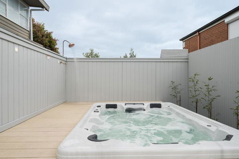 Beauty & The Beach - Accommodation Newcastle 1