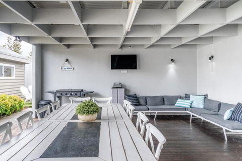Beauty & The Beach - Accommodation Newcastle 0