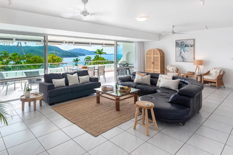 Bella Vista East 4 Oceanview, Golf Buggy, Valet Service & Shared Pool - Accommodation Newcastle 1