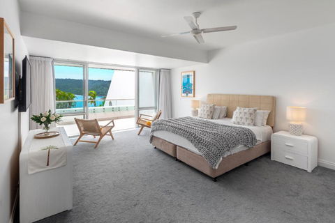 Bella Vista East 4 Oceanview, Golf Buggy, Valet Service & Shared Pool - Accommodation Newcastle 3