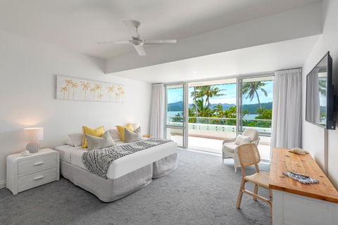 Bella Vista East 4 Oceanview, Golf Buggy, Valet Service & Shared Pool - Accommodation Newcastle 2