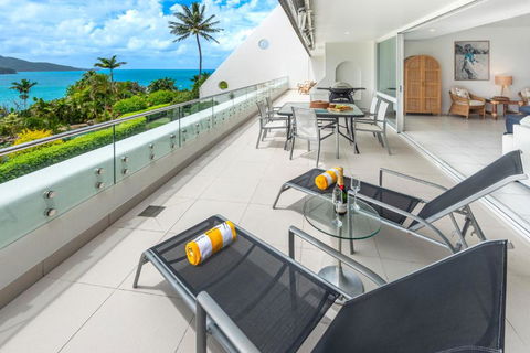 Bella Vista East 4 Oceanview, Golf Buggy, Valet Service & Shared Pool - Accommodation Newcastle 0