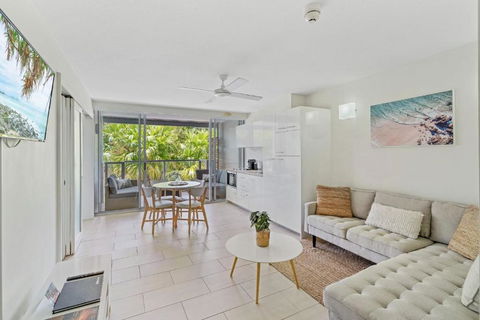 Belle Escapes Beachview Suite 1304 Drift Beachfront Resort - Accommodation Newcastle 2