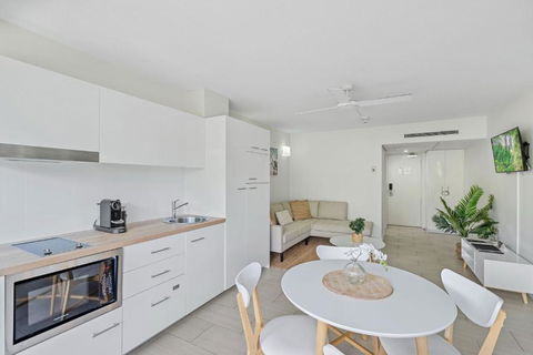 Belle Escapes Beachview Suite 1304 Drift Beachfront Resort - Accommodation Newcastle 3