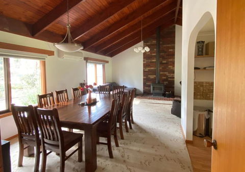 Bells Beach Spacious 2-Acre 5BR Retreat - With Hot Tub - Accommodation Newcastle 1